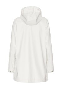 Chaqueta blanca con capucha y ajuste relajado, que presenta un dobladillo trasero redondeado, cierres a presión en las mangas y una tela suave y texturizada.