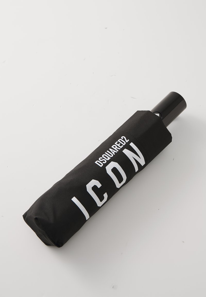 Sort sammenklappelig paraply med mat finish, der har et trykt logo "DSQUARED2 ICON" i fed hvid tekst. Kompakt design, slank håndtag.