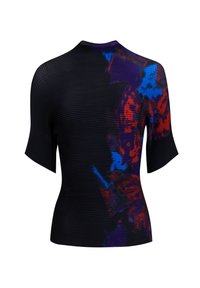 Top negro de manga corta con una superficie texturizada, que presenta un diseño abstracto multicolor en rojo, azul y púrpura en la parte delantera.
