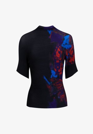 Zwarte top met korte mouwen en een gestructureerd oppervlak, met een veelkleurig abstract ontwerp in rood, blauw en paars aan de voorkant.