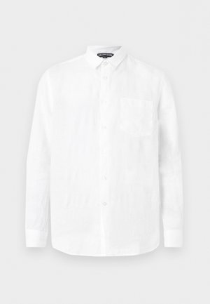 Chemise blanche à manches longues avec boutons, poche poitrine et col pointu, présentée sur un fond gris clair uni.