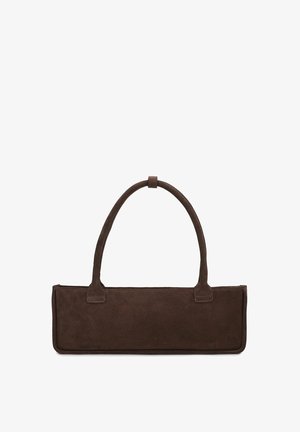 Sac à main rectangulaire en daim brun foncé avec deux poignées arrondies et des détails de couture subtils, présenté sur un fond blanc.