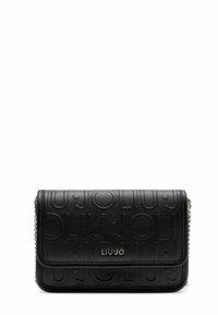 Bolso de mano de cuero negro texturizado con patrón de logotipo en relieve, que presenta un cierre de solapa y una cadena como correa para mayor versatilidad.
