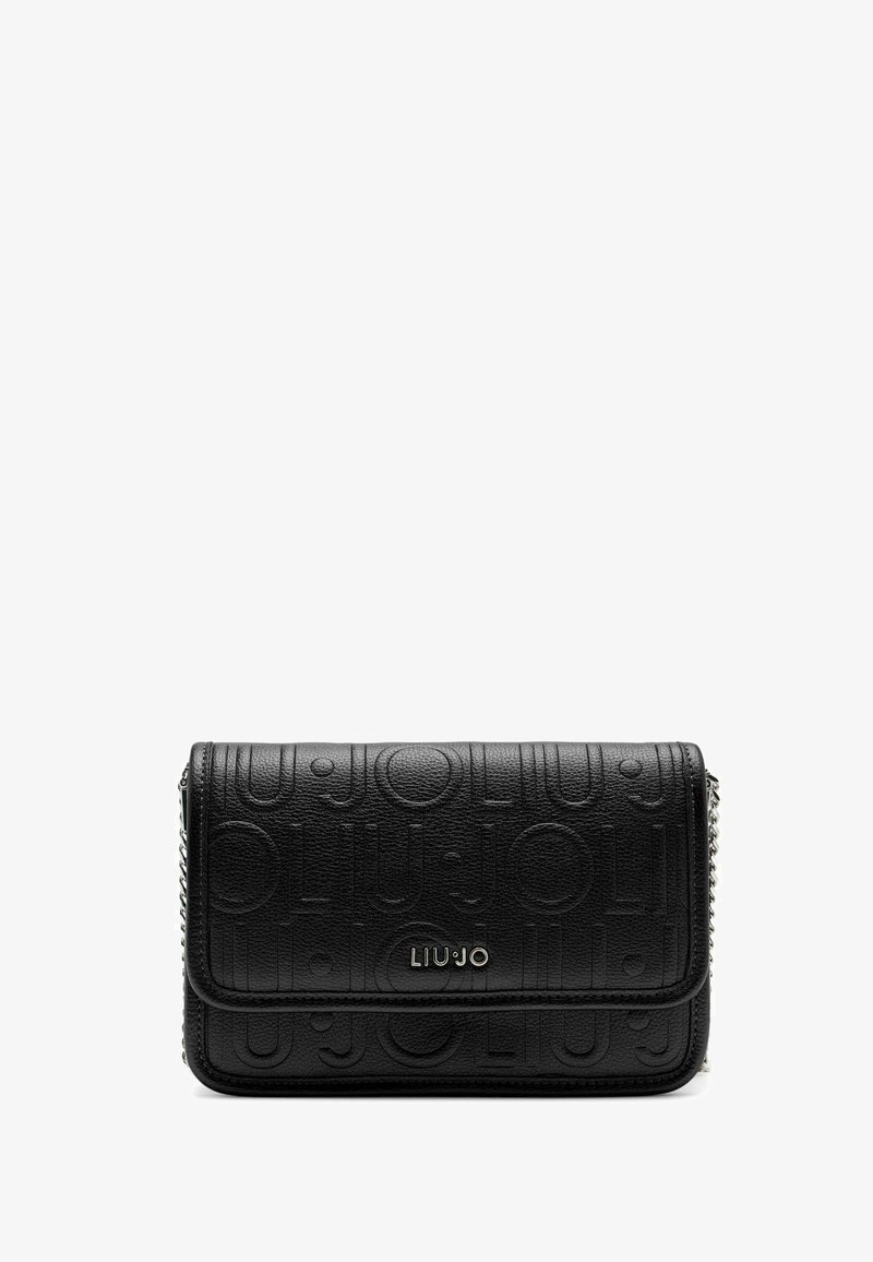 Bolso de mano de cuero negro texturizado con patrón de logotipo en relieve, que presenta un cierre de solapa y una cadena como correa para mayor versatilidad.