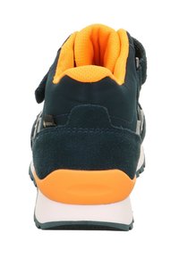 Dunkelgrüne und orange Sneakers von hinten betrachtet, mit gepolstertem Kragen, Obermaterial aus Wildleder und Stoff sowie einer weißen Sohle mit orangefarbenem Akzent.
