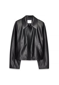 Veste en cuir noir avec un large col, des poches avant et une texture lisse. Le design est court avec des manches longues.