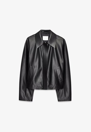 Zwarte leren jas met een brede kraag, voorzakken en een soepele textuur. Het ontwerp is cropped met lange mouwen.