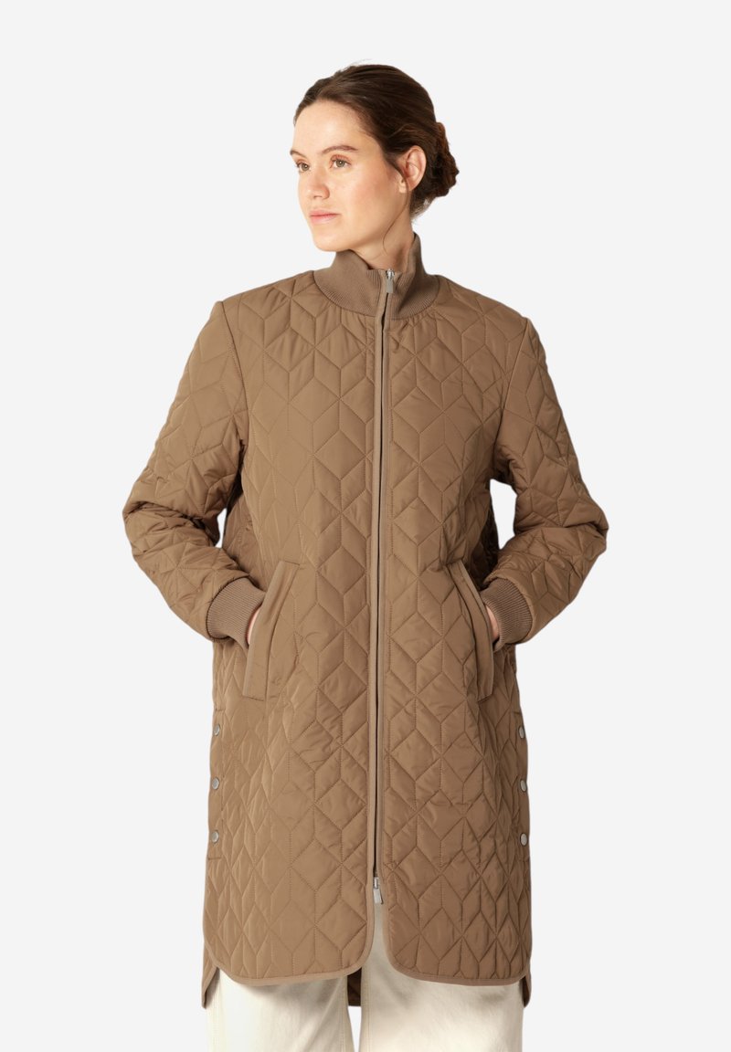 Chaqueta marrón acolchada con un cuello alto, bolsillos laterales y detalles a presión a lo largo del dobladillo. Textura suave y diseño aerodinámico.