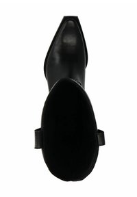 Zwarte leren enkelboot met een spitse neus. Gladde textuur, minimale hardware en een smal enkelbandontwerp. Zachte zwarte binnenvoering.