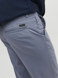 Hellgraue Hose mit glatter Textur, ausgestattet mit Seitentaschen und einer Gesäßtasche mit einem schwarzen Akzentlabel auf der rechten Seite.
