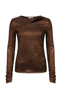 Bruine lange mouwtop met een gestructureerd, ribbelpatroon. Heeft een unieke diagonale uitsnijding bij de halslijn en een slanke pasvorm. Zachte, metallic afwerking.