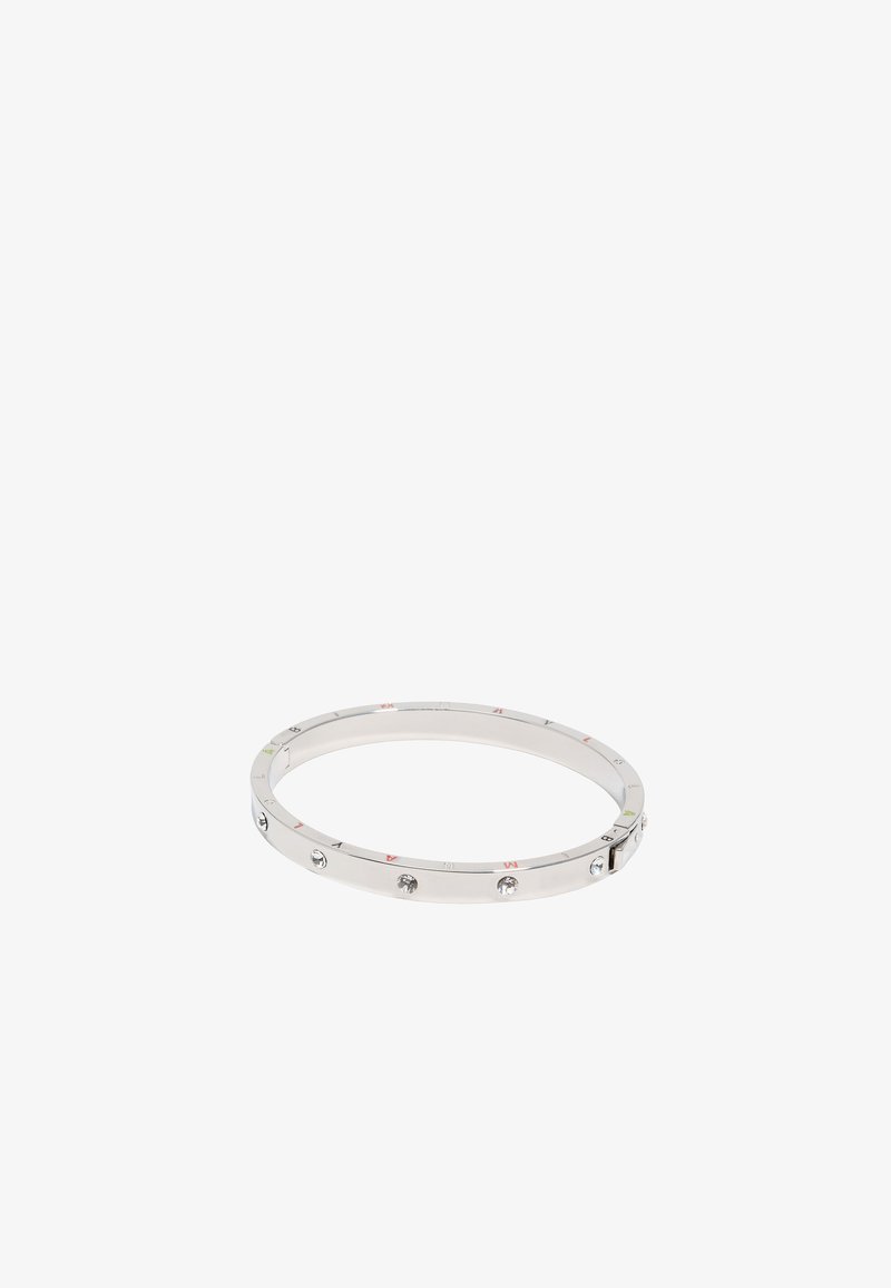 Bracciale in metallo argento con una finitura liscia, caratterizzato da sottili numeri incisi e quattro piccole pietre trasparenti incastonate lungo il band.