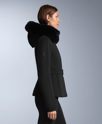 Crna, krojena jakna s kapuljačom od umjetnog krzna, remenom u struku i glatkom teksturom; sadrži bočni zip džep i elegantan kroj.