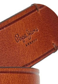 Cartera de cuero marrón con un acabado texturizado, que presenta el logo en relieve "Pepe Jeans London". Diseño minimalista con bordes redondeados.