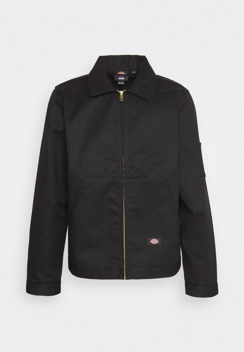 Giacca nera con zip e colletto, con due tasche frontali e un piccolo logo sul lato inferiore. Realizzata in tessuto robusto con una texture liscia.