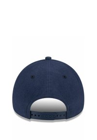 Marineblaue Mütze aus strukturiertem Stoff, weiche Form, runde Schnittform, verstellbarer Kunststoffriemen auf der Rückseite und zwei Belüftungslöcher.