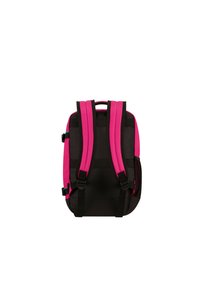 Mochila negra con correas acolchadas rosas, hebillas ajustables y un asa superior. Presenta un diseño elegante y rectangular y un tejido duradero.