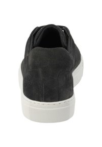 Sneaker in suede nero vista dal retro con colletto imbottito e suola in gomma bianca.