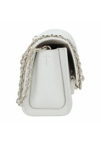 Borsa a mano in pelle bianca con una forma strutturata, tracolla in catena argentata e dettagli cuciti. Design compatto con apertura superiore e senza hardware visibile.