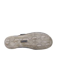 Schuhsohle aus hellgrauem Gummi mit sechseckigem Profil, ausgestattet mit einer Logo-Platte und einer abgenutzten Textur, die für Grip und Langlebigkeit ausgelegt ist.