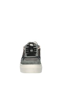 Grijze sneaker met een bovenwerk van textuurstof, suède accenten, zwarte veters en een dikke witte rubberen zool. Heeft een subtiele logotag op de tong.