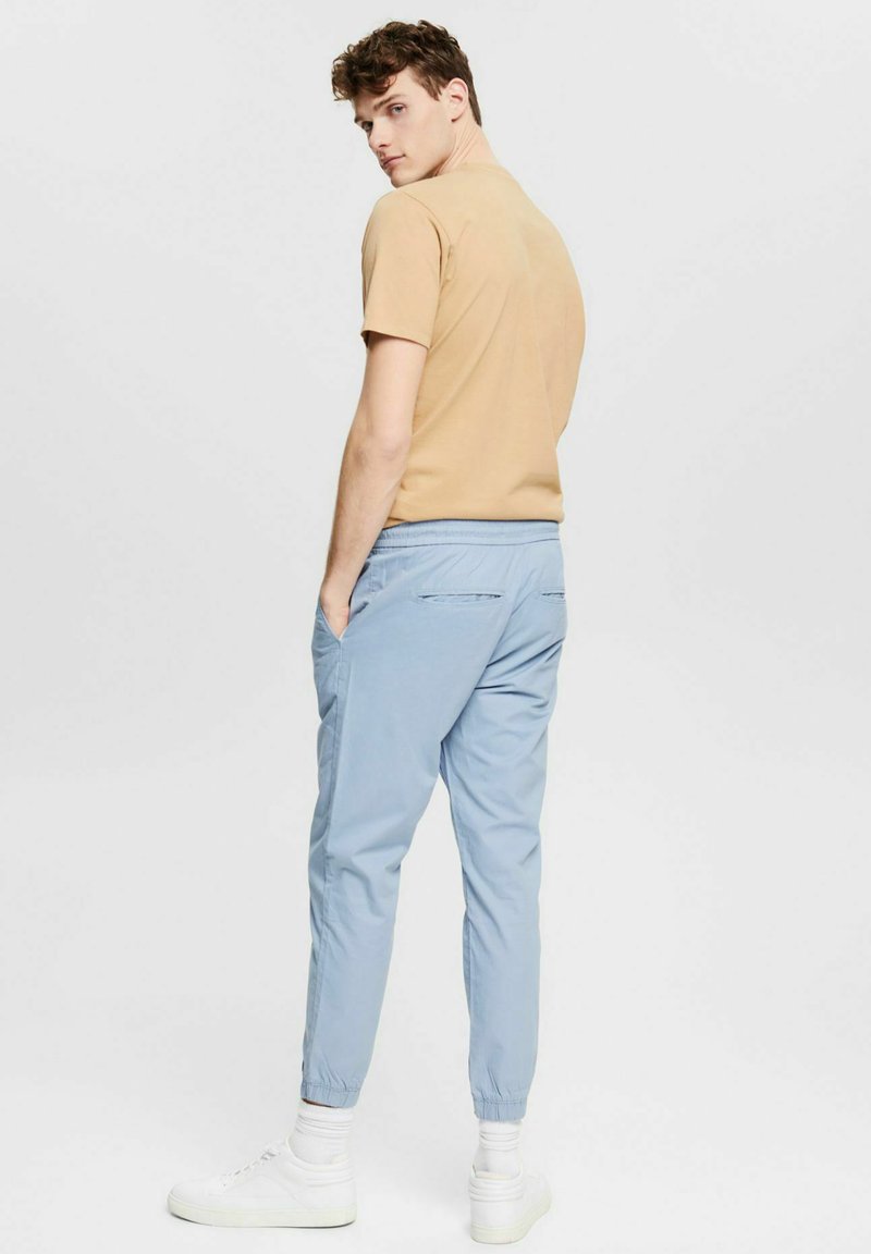 Herren Trainingsanzüge | edc by Esprit LEICHTE Jogginghose blue/blau - UV09661 Herren Trainingsanzüge | edc by Esprit LEICHTE Jogginghose blue/blau - UV09661