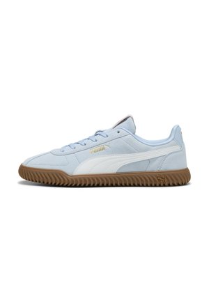 Lysblå ruskinds sneakers med hvide detaljer, flade snørebånd og strukturert brun gummisål. Har et lille guld-logo på siden.