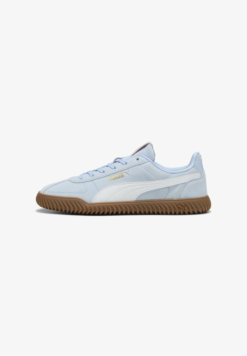 Sneaker in suede azzurro chiaro con dettagli bianchi, lacci piatti e suola in gomma marrone testurizzata. Presenta un piccolo logo dorato di lato.