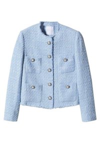 Jasnoniebieska tweedowa marynarka o skróconym kroju, okrągłym dekolcie, zapięciu na sześć guzików z przodu oraz dwiema kieszeniami na piersi, z metalowymi akcentami guzików.