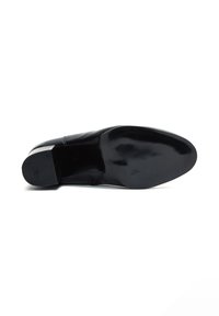 Chaussure en cuir noir avec une finition polie, présentant un bout carré, un petit talon carré et une semelle en caoutchouc texturée pour l'adhérence.