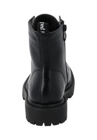 Stivale alla caviglia in pelle nera con tomaia testurizzata, punta rotonda e suola in gomma spessa. Presenta una cerniera laterale e un logo sul tallone.