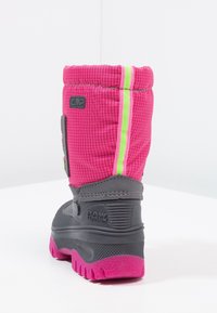 Botte d'hiver pour enfant rose et grise avec une bande jaune néon, une semelle texturée et l'inscription "RAW TERRAIN" en relief sur le talon.