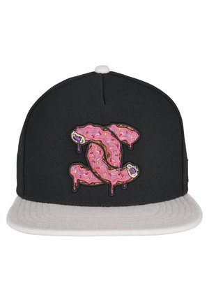 Casquette noire et grise avec un motif de donut rose dégoulinant ressemblant à la lettre « S » brodé sur le panneau avant.