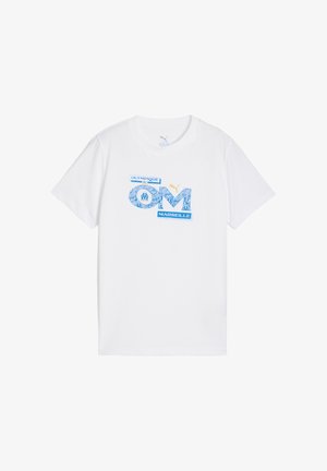 Weißes T-Shirt mit den Logos "Olympique de Marseille" und "OM" in Blau und Gold, mit modernem, sportlichem Design.