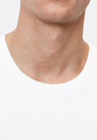 Hvid bomulds t-shirt med klassisk crew neck design og glat tekstur, som viser et rent og enkelt look.