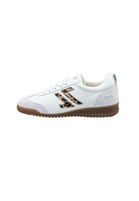 Sneaker bianca in pelle con dettagli in suede grigio e logo a stampa leopardata. Presenta una suola in gomma testurizzata e un design classico con lacci.