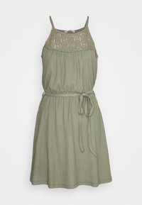 Olivově zelené šaty bez rukávů s texturovaným krajkovým živůtkem, elastickým pasem a páskem ze stejné látky. A-linie, délka nad kolena.
