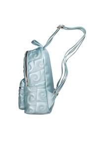 Zaino in pelle azzurro chiaro con pattern a spirale trapuntato, dotato di una grande tasca con zip, spallacci regolabili e una texture liscia.