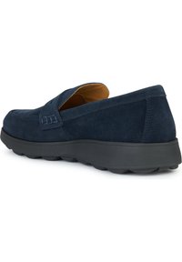 Zapato deslizante de ante azul marino con suela de goma negra, que presenta detalles cosidos y una puntera redondeada para mayor comodidad.