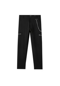 Czarne spodnie slim fit z bocznymi kieszeniami na zamek i srebrnym dekoracyjnym łańcuszkiem przymocowanym do pasa po prawej stronie.