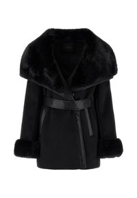 Zwarte jas met een nepbontkraag, leren accenten en manchetten. Het ontwerp heeft een taille met ceintuur en een ritssluiting aan de voorkant.