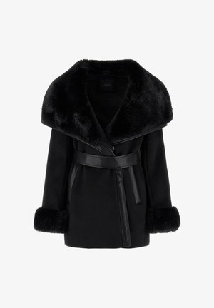 Czarny płaszcz z kołnierzem z imitacji futra, skórzanymi detalami i mankietami. Model posiada talię z paskiem i zamek błyskawiczny z przodu.