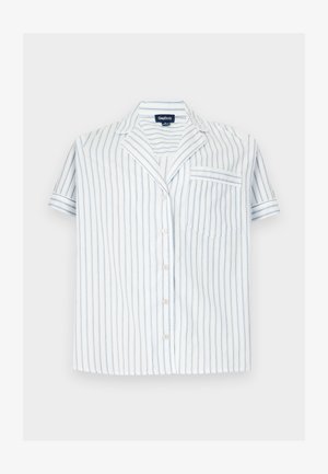 Chemise blanche à manches courtes boutonnée avec de fines rayures verticales bleues et une poche poitrine, présentée à plat sur un fond uni.