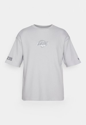 Grå bomulds t-shirt med korte ærmer, har "Los Angeles Lakers" broderi på forsiden og venstre ærme. Ribbet tekstur.