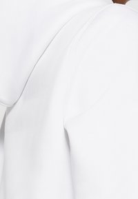 Witte hoodie met een gladde textuur en een buidelzak, met een gebogen naad op de schouder en een verstelbare capuchon met trekkoord.