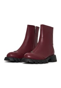 Bottines en cuir bourgogne avec une finition lisse, fermeture éclair latérale et semelle noire robuste dotée d'un design de semelle profilée.