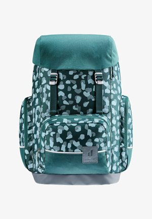 Mochila verde con un patrón moteado en azul claro y gris. Cuenta con correas ajustables, bolsillo frontal y un acabado de tela texturizada.