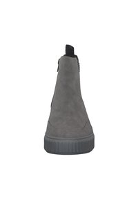 Bottes à cheville en suede gris avec une surface texturée, bout arrondi, accents élastiques noirs et semelle en caoutchouc nervurée. Design arrière avec finition lisse.