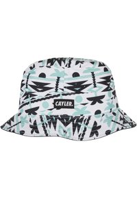 Bucket-Hut mit weißem Grund, schwarzen und mint-farbenen geometrischen Mustern sowie einem Stoffpatch mit der Aufschrift "CAYLER." Verfügt über eine breite Krempe und eine weiche Textur.