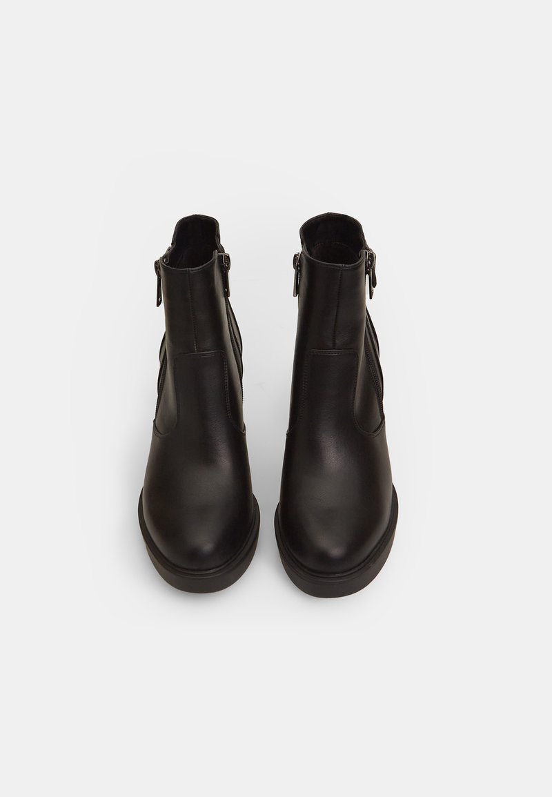 Stivaletti Bata Con Tacco Cubano In Suede Traforato - Stile Texano E Chiusura Con Zip - Foto 2